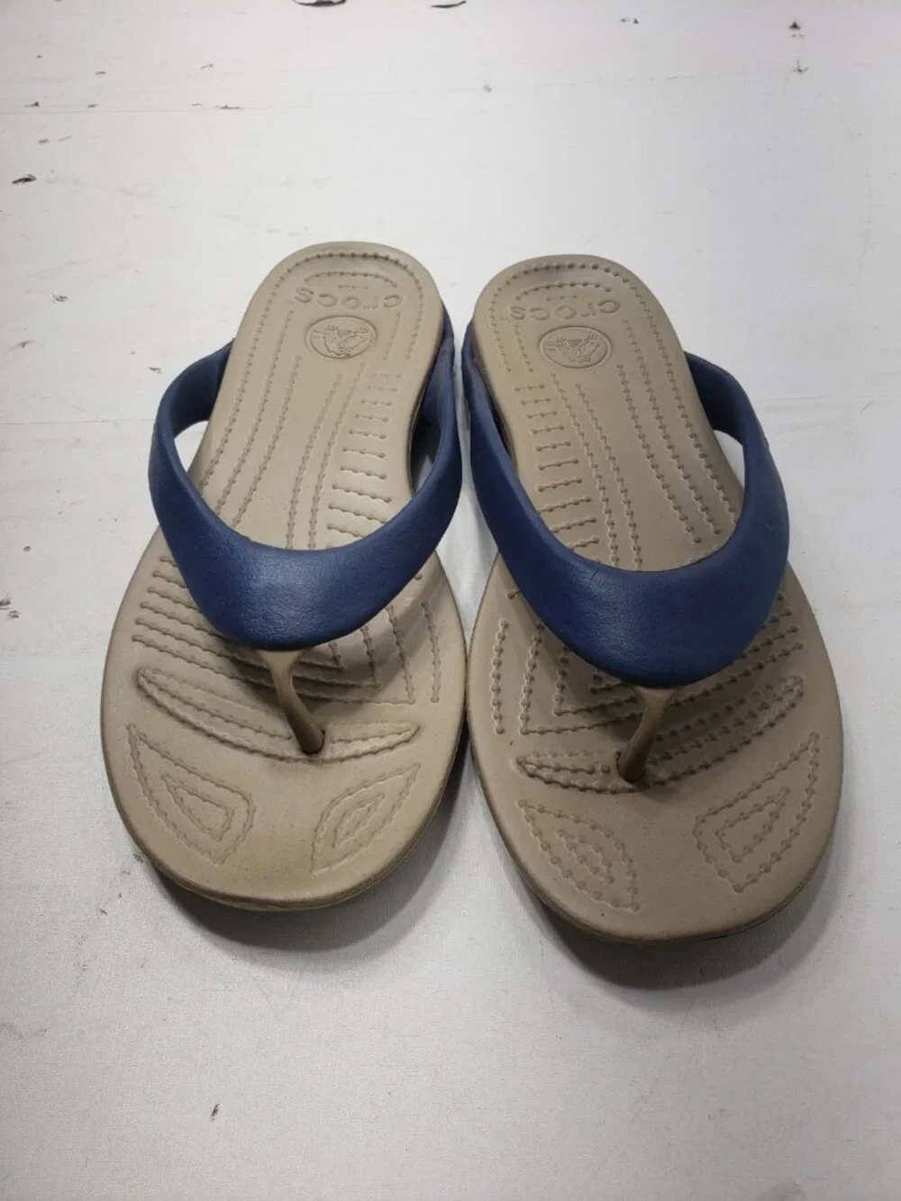 Crocs Men’s M13 Navy Blue Tan Flip Flop Thong Sandals Casual Comfort Shoes